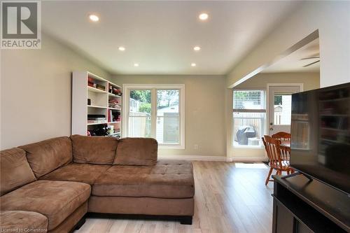 153 Limeridge Road W Unit# 8, Hamilton, ON - Indoor Photo Showing Living Room