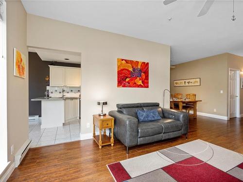 104-566 Stewart Ave, Nanaimo, BC - Indoor Photo Showing Living Room