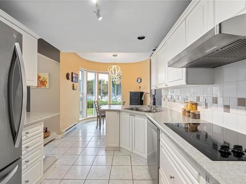 104-566 Stewart Ave, Nanaimo, BC - Indoor Photo Showing Kitchen With Double Sink