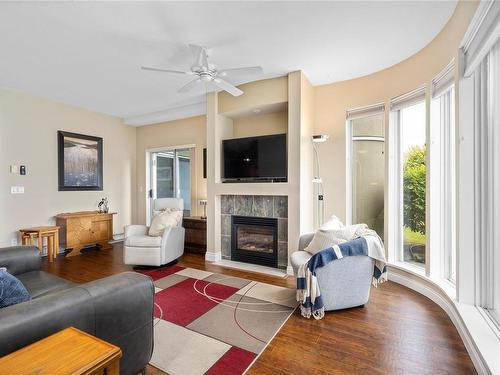 104-566 Stewart Ave, Nanaimo, BC - Indoor Photo Showing Living Room With Fireplace