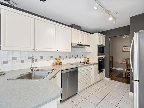 104-566 Stewart Ave, Nanaimo, BC - Indoor Photo Showing Kitchen With Double Sink