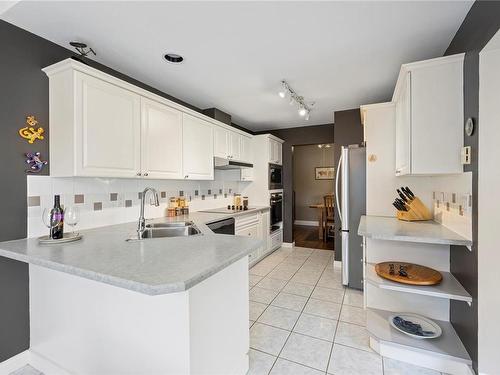 104-566 Stewart Ave, Nanaimo, BC - Indoor Photo Showing Kitchen With Double Sink