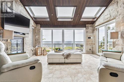 56 Aquamarine Drive, Hamilton, ON - Indoor Photo Showing Living Room