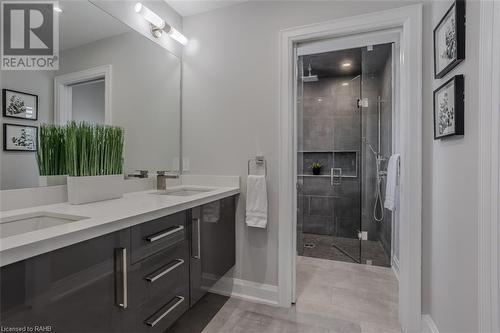 Jack and Jill bathroom - 474 Dewitt Road, Stoney Creek, ON - Indoor Photo Showing Bathroom