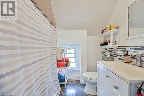 17 Albemarle Street, Hamilton, ON - Indoor Photo Showing Bathroom