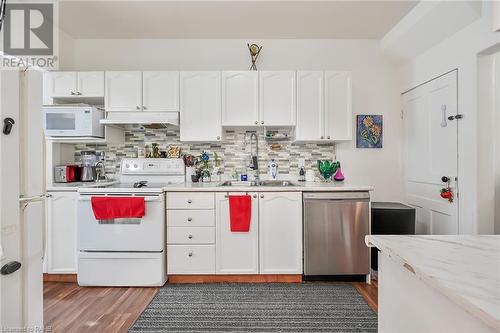 17 Albemarle Street, Hamilton, ON - Indoor Photo Showing Kitchen