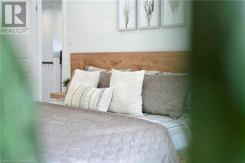 165 Hillcrest Avenue, Hamilton, ON - Indoor Photo Showing Bedroom