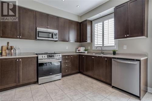 4823 Thomas Alton Boulevard Unit# 60, Burlington, ON - Indoor Photo Showing Kitchen With Double Sink