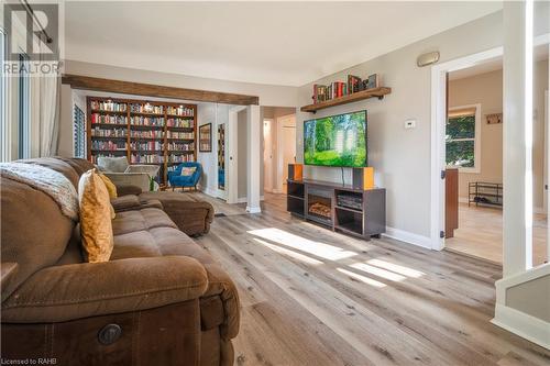 338 Inverness Avenue E, Hamilton, ON - Indoor Photo Showing Living Room