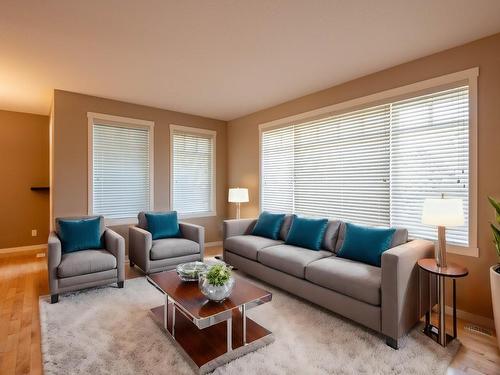 48-2860 Valleyview Drive, Kamloops, BC - Indoor Photo Showing Living Room