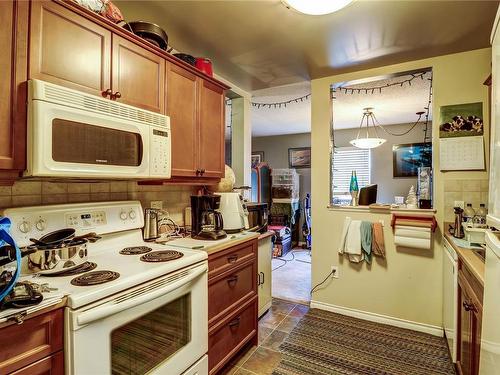 303-4720 Uplands Dr, Nanaimo, BC - Indoor Photo Showing Kitchen