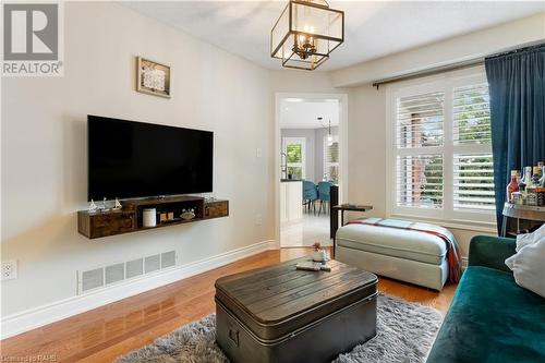 14 Coopershawk Crescent, Hamilton, ON - Indoor Photo Showing Living Room