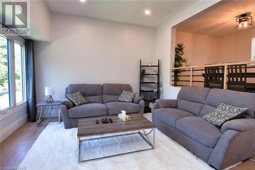 72 Stone Church Road W Unit# 11, Hamilton, ON - Indoor Photo Showing Living Room