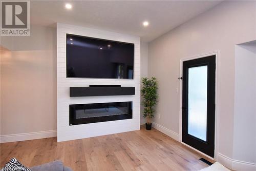 72 Stone Church Road W Unit# 11, Hamilton, ON - Indoor Photo Showing Living Room With Fireplace