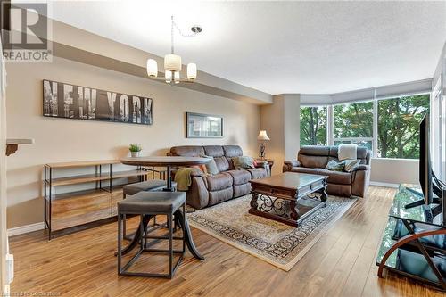 1270 Maple Crossing Boulevard Unit# 306, Burlington, ON - Indoor Photo Showing Living Room