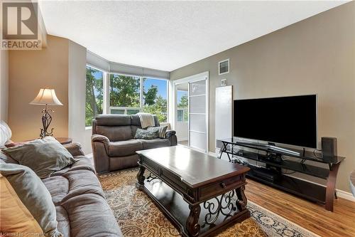 1270 Maple Crossing Boulevard Unit# 306, Burlington, ON - Indoor Photo Showing Living Room