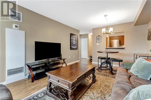 1270 Maple Crossing Boulevard Unit# 306, Burlington, ON - Indoor Photo Showing Living Room