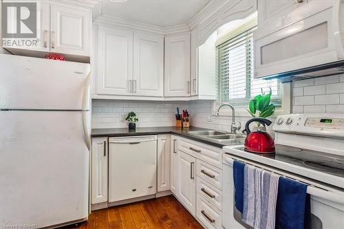 11 Colmar Place Unit# 19, Dundas, ON - Indoor Photo Showing Kitchen With Double Sink