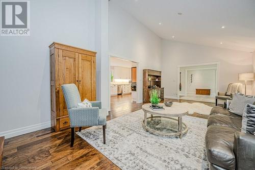 6490 Panton Street, Burlington, ON - Indoor Photo Showing Living Room