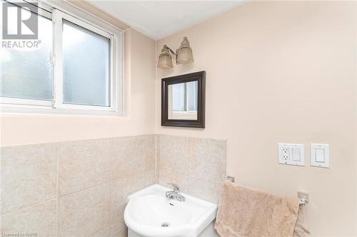 14 Calvert Avenue, Hamilton, ON - Indoor Photo Showing Bathroom