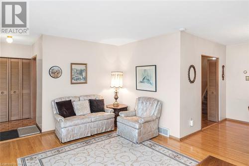 14 Calvert Avenue, Hamilton, ON - Indoor Photo Showing Living Room