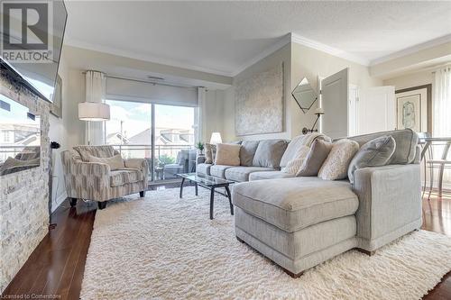 5070 Fairview Street Unit# 209, Burlington, ON - Indoor Photo Showing Living Room