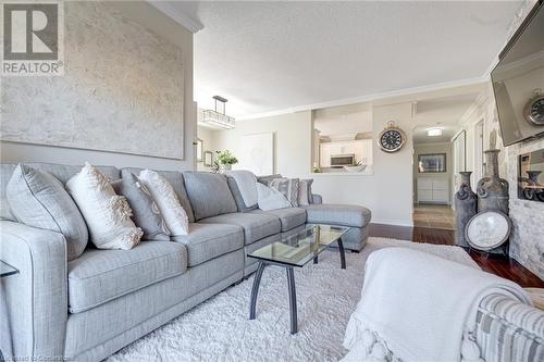 5070 Fairview Street Unit# 209, Burlington, ON - Indoor Photo Showing Living Room