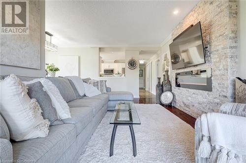 5070 Fairview Street Unit# 209, Burlington, ON - Indoor Photo Showing Living Room