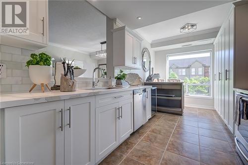 5070 Fairview Street Unit# 209, Burlington, ON - Indoor Photo Showing Kitchen