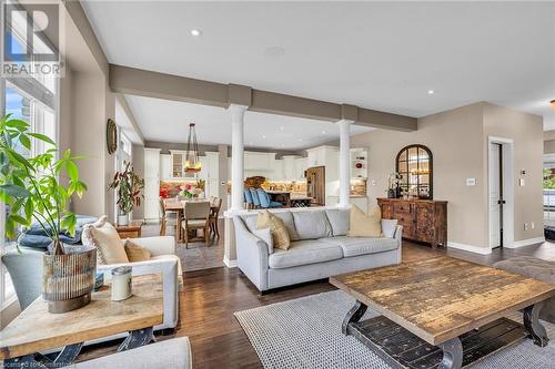 20 Lampman Drive, Hamilton, ON - Indoor Photo Showing Living Room