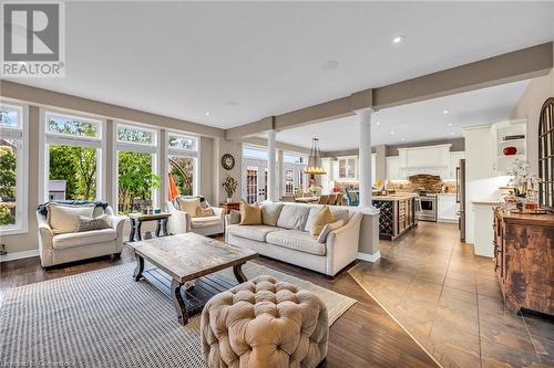 20 Lampman Drive, Hamilton, ON - Indoor Photo Showing Living Room