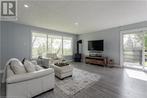 1119 8Th Concession Road W, Hamilton, ON - Indoor Photo Showing Living Room