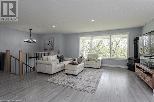 1119 8Th Concession Road W, Hamilton, ON - Indoor Photo Showing Living Room