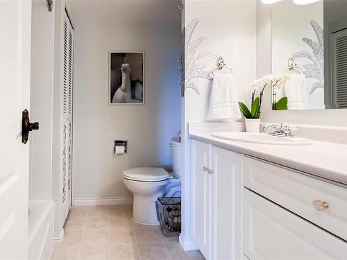 203-2910 Cook St, Victoria, BC - Indoor Photo Showing Bathroom