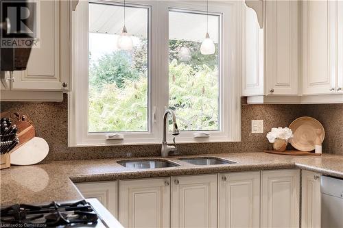 306 Oakwood Court, Burlington, ON - Indoor Photo Showing Kitchen