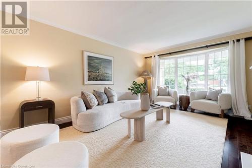 306 Oakwood Court, Burlington, ON - Indoor Photo Showing Living Room