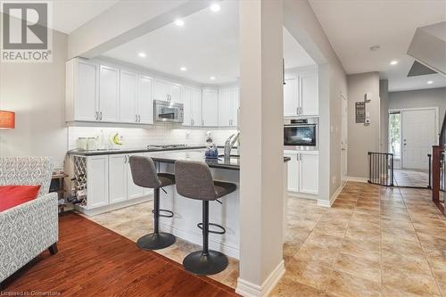 218 Plains Road E Unit# 16, Burlington, ON - Indoor Photo Showing Kitchen With Upgraded Kitchen