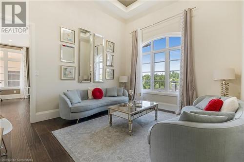 47 Tews Lane, Dundas, ON - Indoor Photo Showing Living Room