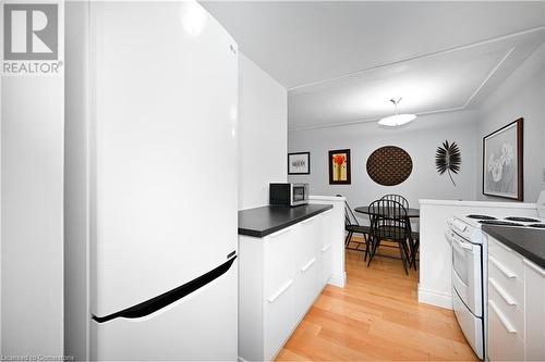 1377 Lakeshore Road Unit# 207, Burlington, ON - Indoor Photo Showing Kitchen