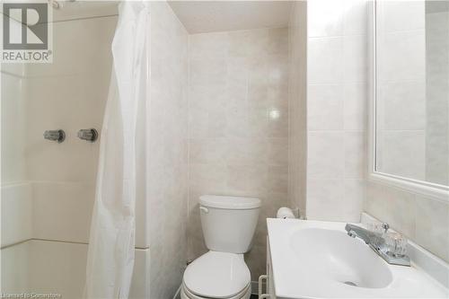 679 Niagara Street N, Welland, ON - Indoor Photo Showing Bathroom