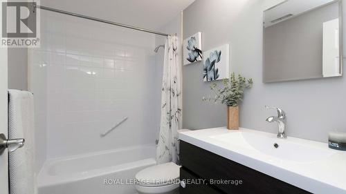 56 - 166 Southdale Road W, London, ON - Indoor Photo Showing Bathroom