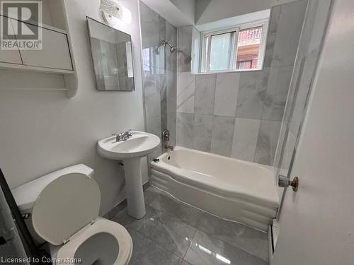 1250 Fennell Avenue E Unit# 4, Hamilton, ON - Indoor Photo Showing Bathroom