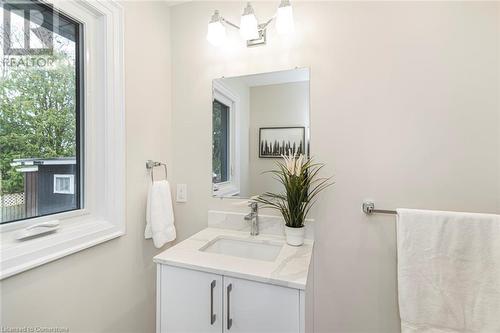 45 Oak Street, Simcoe, ON - Indoor Photo Showing Bathroom