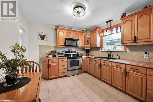 9127 Twenty Road, Glanbrook, ON - Indoor Photo Showing Kitchen With Double Sink