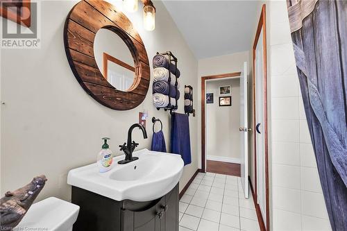 9127 Twenty Road, Glanbrook, ON - Indoor Photo Showing Bathroom