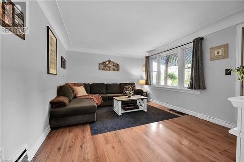 9127 Twenty Road, Glanbrook, ON - Indoor Photo Showing Living Room