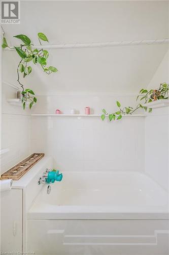 100 Crosthwaite Avenue N, Hamilton, ON - Indoor Photo Showing Bathroom