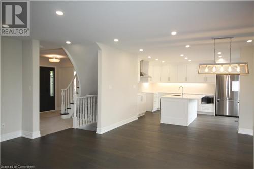 19 West Farmington Drive, St. Catharines, ON - Indoor Photo Showing Kitchen With Upgraded Kitchen