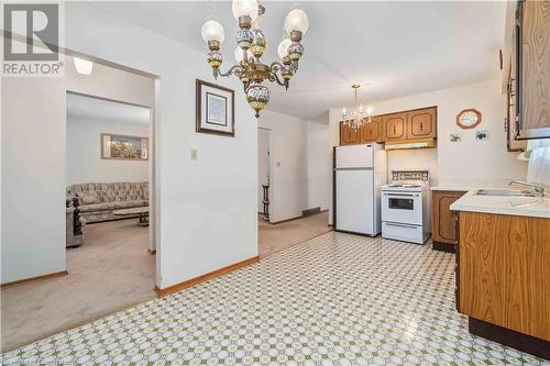 178 San Remo Drive, Hamilton, ON - Indoor Photo Showing Kitchen