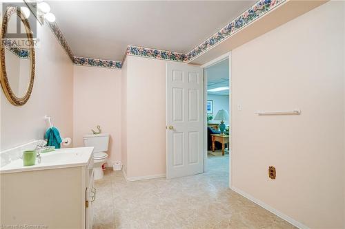 10 Silverbirch Boulevard, Mount Hope, ON - Indoor Photo Showing Bathroom